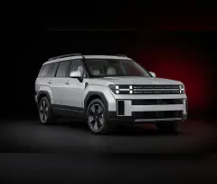 Dubai'de 2025 model Gümüş Hyundai Santa Fe kiralık