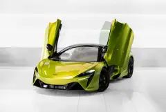 เช่ารถ McLaren Artura สีเขียวดำในดูไบ