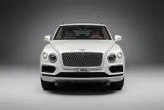 دبئی میں 2019 کی سفید Bentley Bentayga کرایہ پر لیں