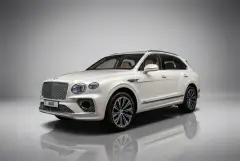 دبئی میں 2022 کی سفید Bentley Bentayga کرایہ پر لیں
