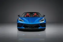 Dubai'da 2026 model Mavi Chevrolet Corvette kiralayın