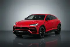 Dubai'da 2022 model Kırmızı Lamborghini Urus kiralık
