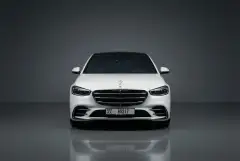 在迪拜租赁2022年白色梅赛德斯-奔驰S580