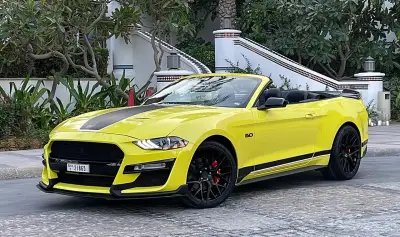 Dubai'de Ford Mustang Cabriolet Kirala