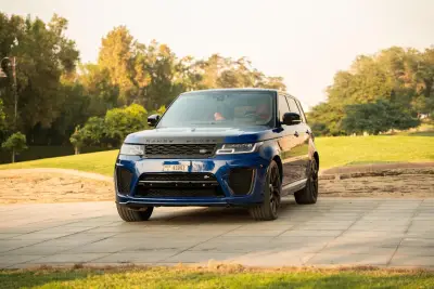 Dubai'de Mavi Range Rover SVR kiralayın
