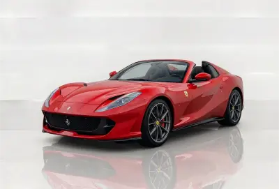 Dubai'de Kırmızı Ferrari 812 GTS Kirala