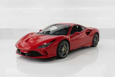Dubai'de Kırmızı Ferrari F8 Tributo Kirala