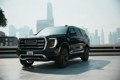 Dubai'de Siyah GMC Yukon kiralık