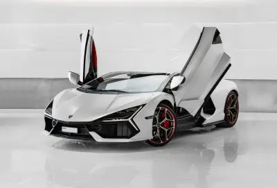 Dubai'de Beyaz Lamborghini Revuelto Kirala