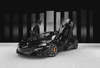 Dubai'de Siyah McLaren Artura kiralık