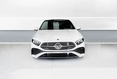 Dubai'de Beyaz Mercedes A 200 Hatch Kiralık