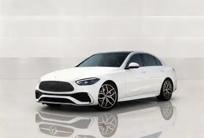 Dubai'de Beyaz Mercedes C200 Kirala