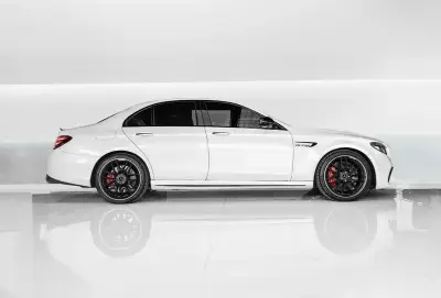 Dubai'de Beyaz Mercedes E63s Kirala