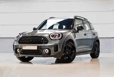 Dubai'de Siyah Mini Cooper Countryman kiralık