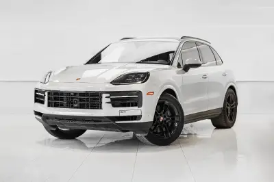 Dubai'de Kiralık Porsche Cayenne Gümüş
