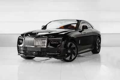 Dubai'de Siyah Rolls Royce Spectre kiralayın