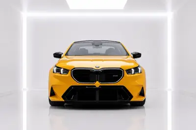 Dubai'de Sarı BMW M5 Kiralık