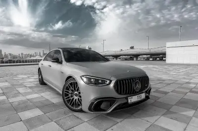 Dubai'de Mercedes-Benz S63 Gümüş kiralayın