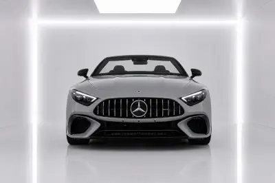 Dubai'de Gümüş Mercedes-Benz SL63 kirala