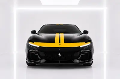 Dubai'de Siyah Ferrari Purosangue kiralayın