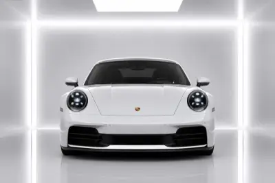 Dubai'da Beyaz Porsche 911 Carrera Kirala