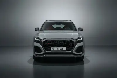 Dubai'de 2021 model Gri Audi RSQ8 kiralayın