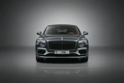 Dubai'de 2024 model Gri Bentley Flying Spur kiralık