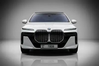 BMW 735i Beyaz 2024 Araç Kiralama Dubai'de