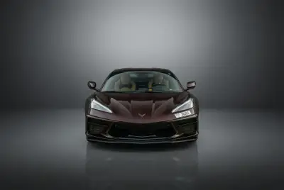 Dubai'da 2023 model kahverengi Chevrolet Corvette kiralayın