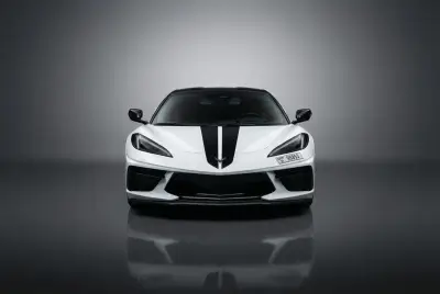 Dubai'da 2026 model Beyaz Chevrolet Corvette kiralayın