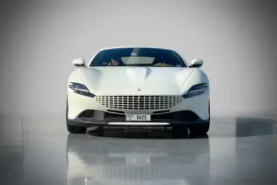 Dubai'da 2021 model Beyaz Ferrari Roma kiralayın