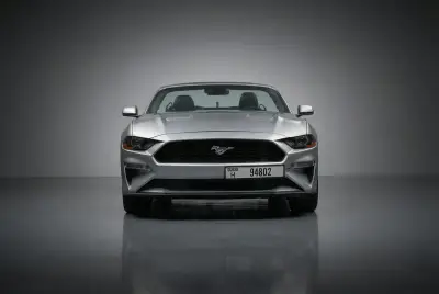 Dubai'de 2023 model Gümüş Ford Mustang kiralık