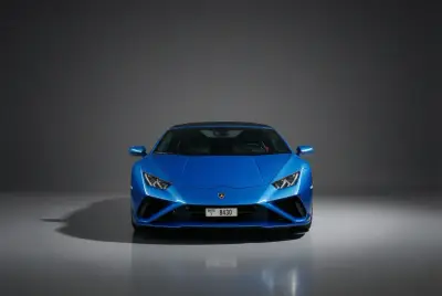 2022 model Lamborghini Huracan EVO Spyder Mavi'yi Dubai'de kiralayın