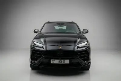 Dubai'da 2022 model Siyah Lamborghini Urus kiralayın