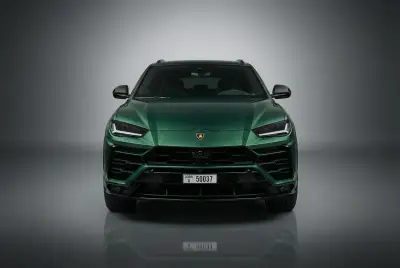 Dubai'de 2022 model Yeşil Lamborghini Urus kiralayın