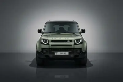 Dubai'da 2023 model Yeşil Land Rover Defender kiralık