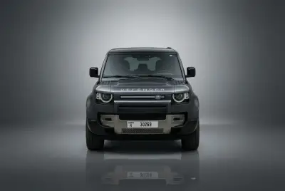 Dubai'da 2025 model Gri Land Rover Defender kiralık