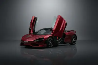 Dubai'de 2025 model Kırmızı McLaren 750S Spider kiralık