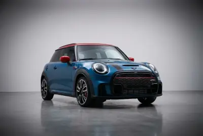 Dubai'de 2024 model MINI Cooper S Mavi kiralık