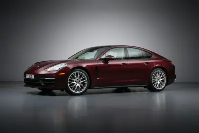 Dubai'da 2022 model Bordo Porsche Panamera kiralayın