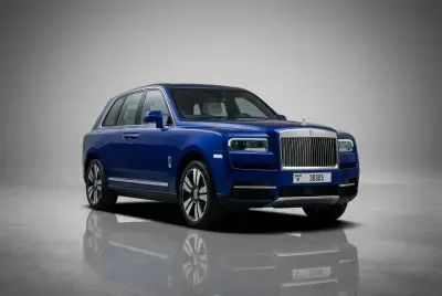 Dubai'da 2019 model Rolls-Royce Cullinan Mavi kiralık