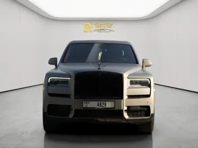 Dubai'de 2020 model Rolls-Royce Cullinan Gri kiralık