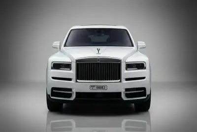 Dubai'da 2020 model beyaz Rolls-Royce Cullinan kiralık