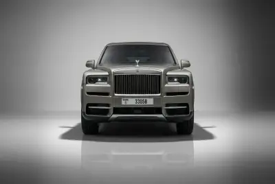 Dubai'de 2021 model Rolls-Royce Cullinan Gümüş kiralık
