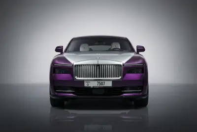 Dubai'de 2024 Violet Rolls-Royce Spectre kiralayın