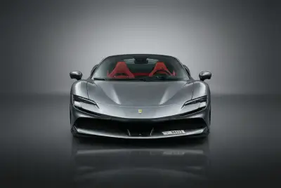 Dubai'de 2024 model Gümüş Ferrari SF90 Spider kiralık