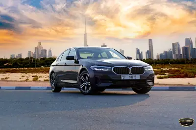 Dubai'de siyah BMW 520 kiralayın