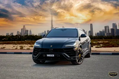 Dubai'de Siyah Lamborghini Urus Kiralayın