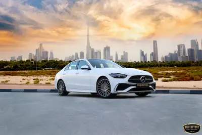 Dubai'de 2024 model beyaz Mercedes C200 kiralayın