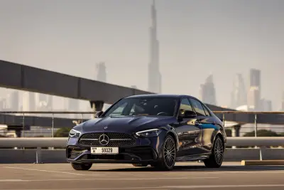 Dubai'da 2024 model Mavi Mercedes C200 kiralık